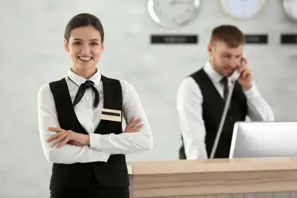 Zdjęcie Kto pracuje w hotelu? Poznaj kluczowe role i ich obowiązki