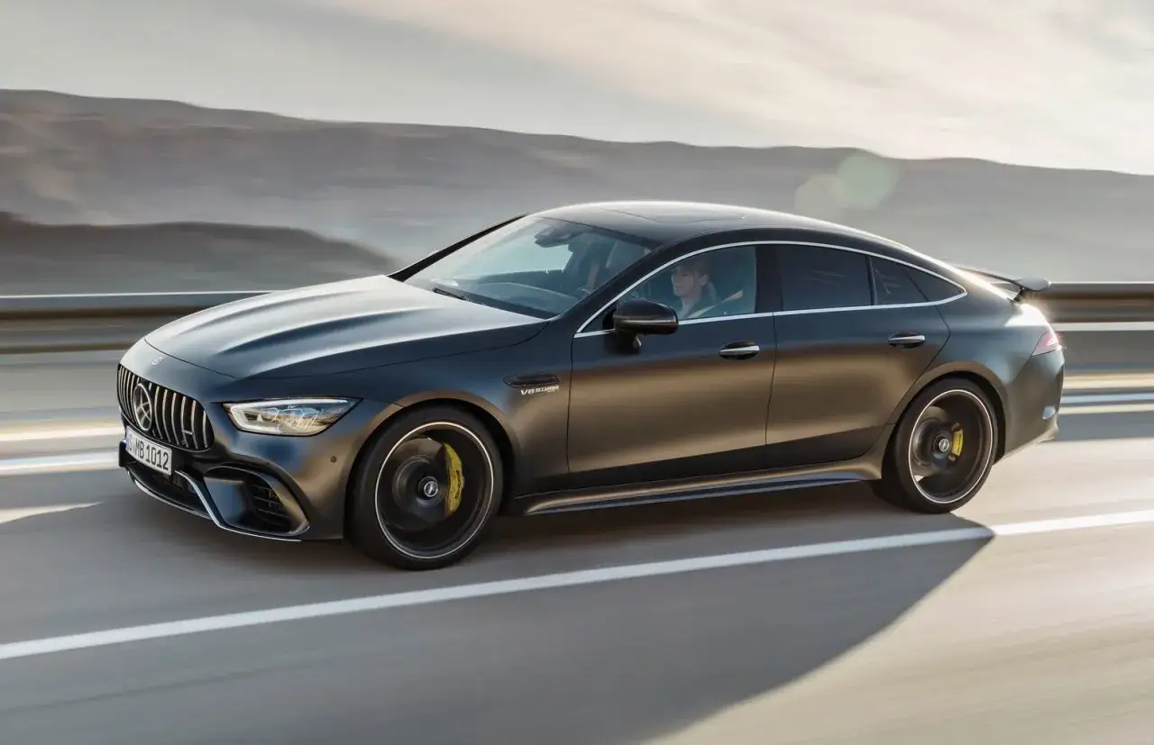Zdjęcie Mercedes-AMG GT 4-drzwiowy: ceny, opinie, wady i zalety luksusowego sedana