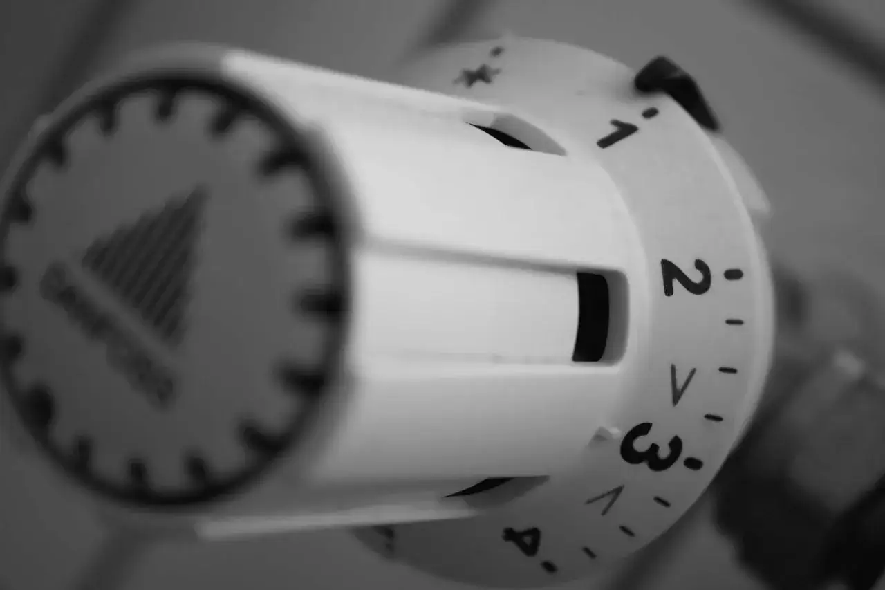 Zdjęcie Jak oszczędzać na ogrzewaniu? Praktyczny przewodnik po niższych rachunkach