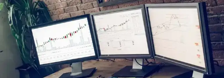 Zdjęcie Jak podłączyć 3 monitory do laptopa i uniknąć problemów z konfiguracją
