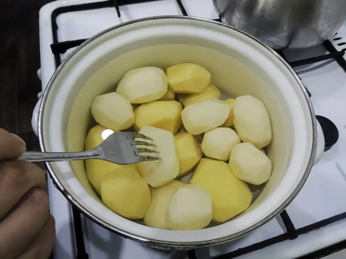 Zdjęcie Jak uratować niedogotowane ziemniaki w zupie i poprawić smak dania