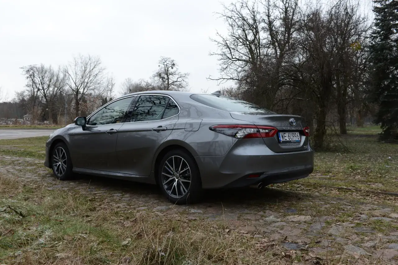 Zdjęcie Toyota Camry - Czy Warto Kupić Ten Ponadczasowy Sedan?