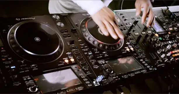 Zdjęcie Na czym gra DJ? Odkryj niezbędny sprzęt do miksowania muzyki