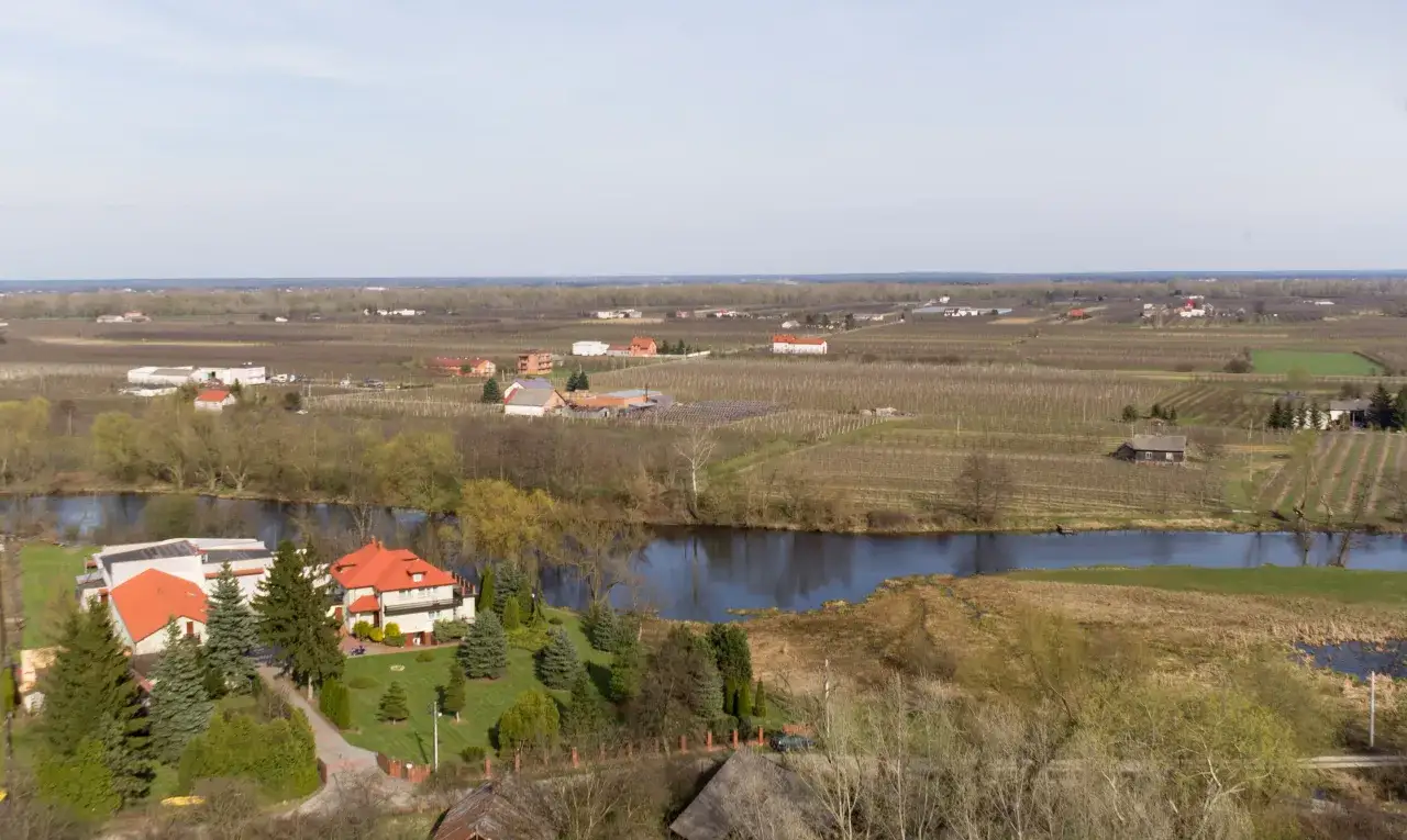 Zdjęcie Jezioro Czerskie: najpopularniejsze atrakcje i wypoczynek nad wodą 2025