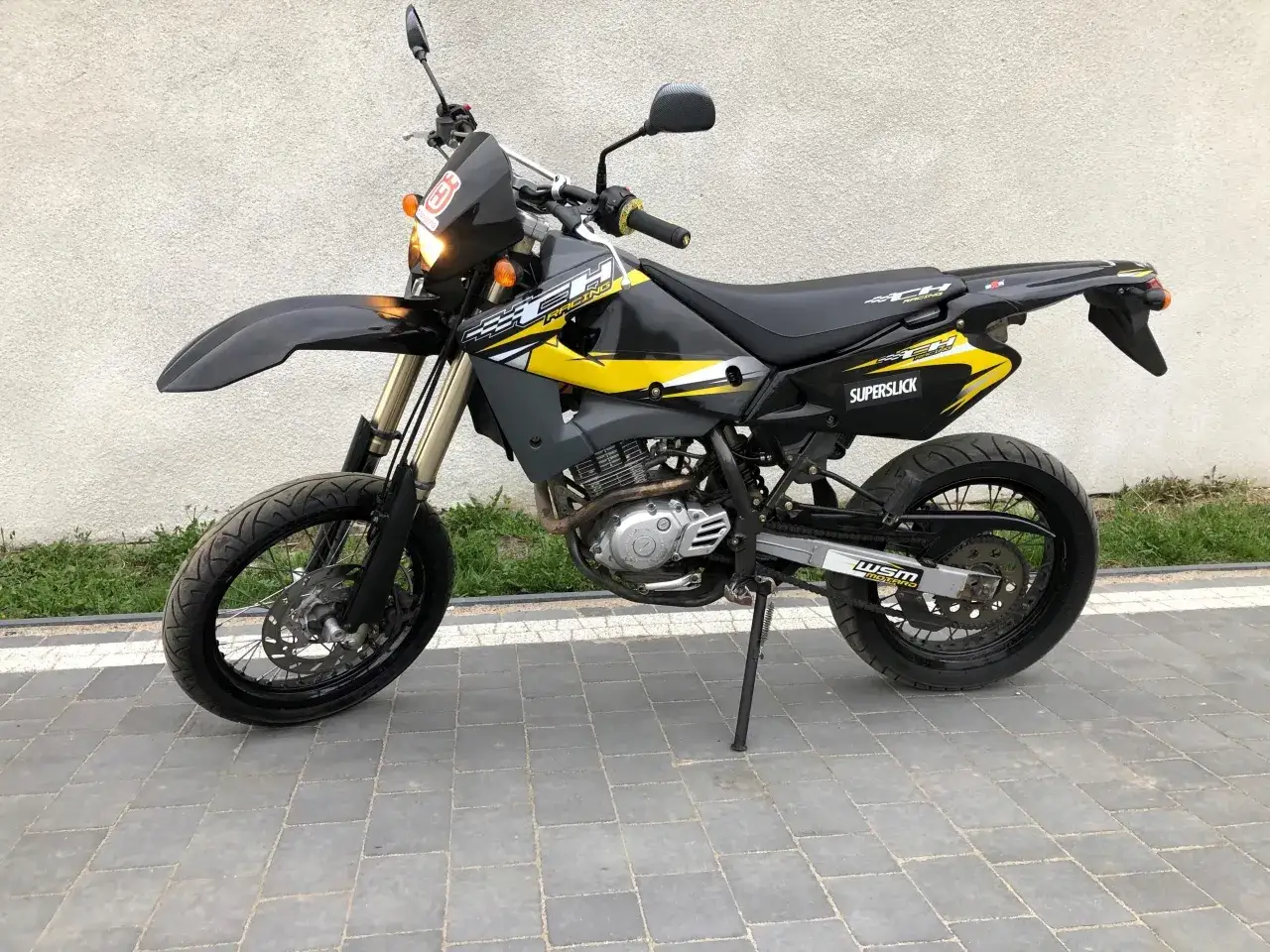 Zdjęcie Husqvarna SMR 125 - idealny motocykl dla początkujących jeźdźców