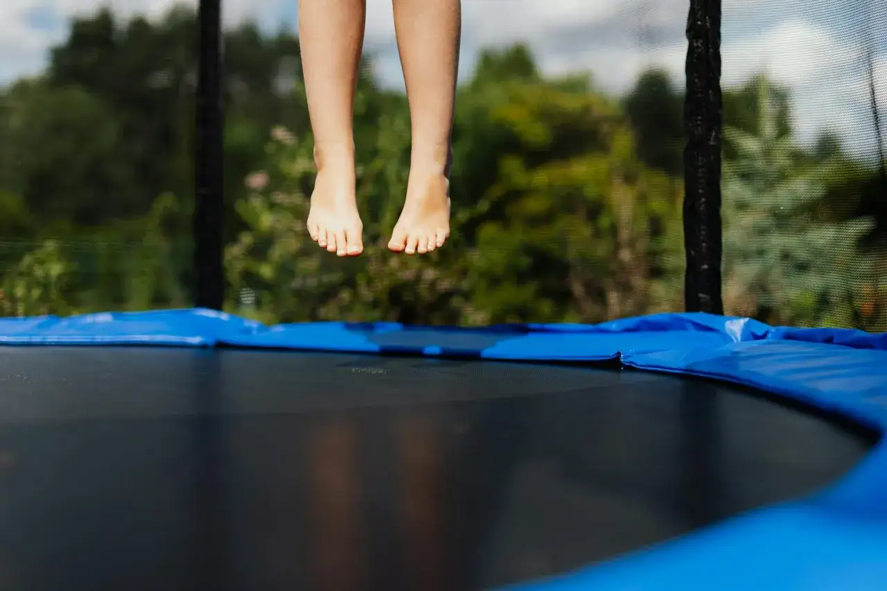 Zdjęcie Gdzie kupić trampolinę ogrodową? Najlepsze miejsca i modele do wyboru