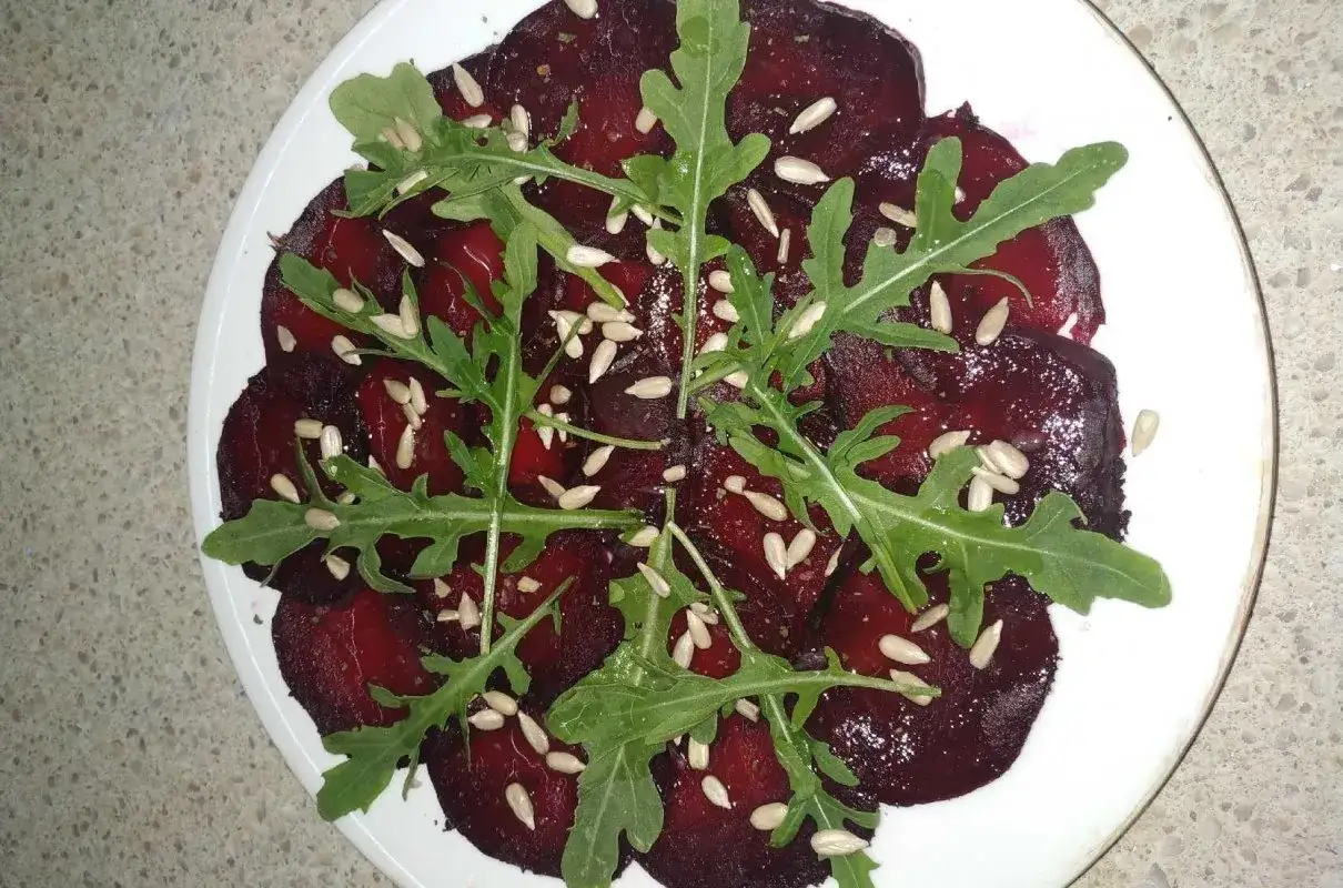 Zdjęcie Oryginalne carpaccio z buraka z rukolą? Nowe oblicze tego warzywa