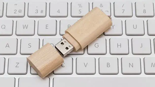Zdjęcie Jak pobrać film na pendrive bez naruszania praw autorskich