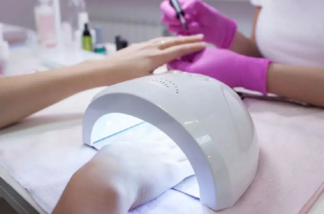 Zdjęcie Jak robimy hybrydy – krok po kroku do idealnych paznokci hybrydowych