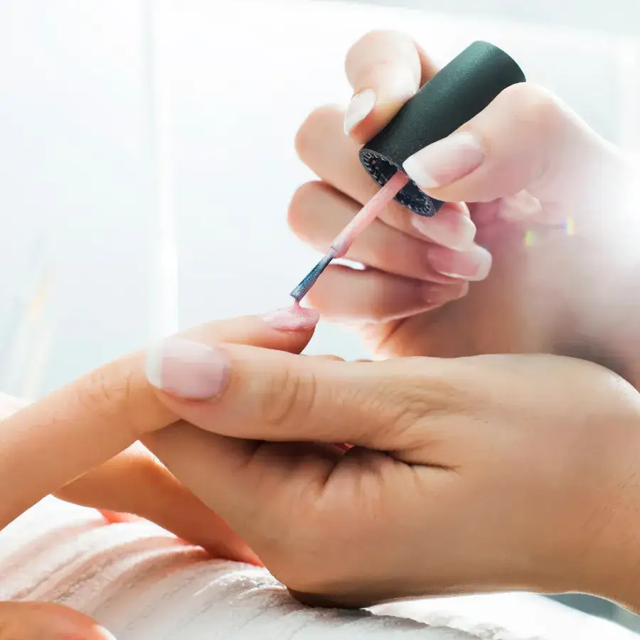 Zdjęcie Jak naprawić manicure hybrydowy - skuteczne sposoby na problematyczne paznokcie