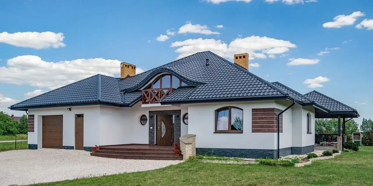 Zdjęcie Blacha na rąbek czy dachówka – co wybrać, by uniknąć kosztów?
