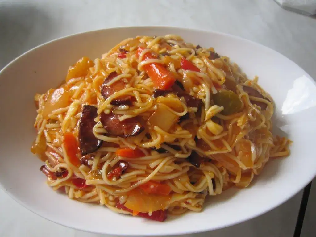 Zdjęcie Spaghetti z sosem słodko kwaśnym - prosty przepis na wyjątkowy smak