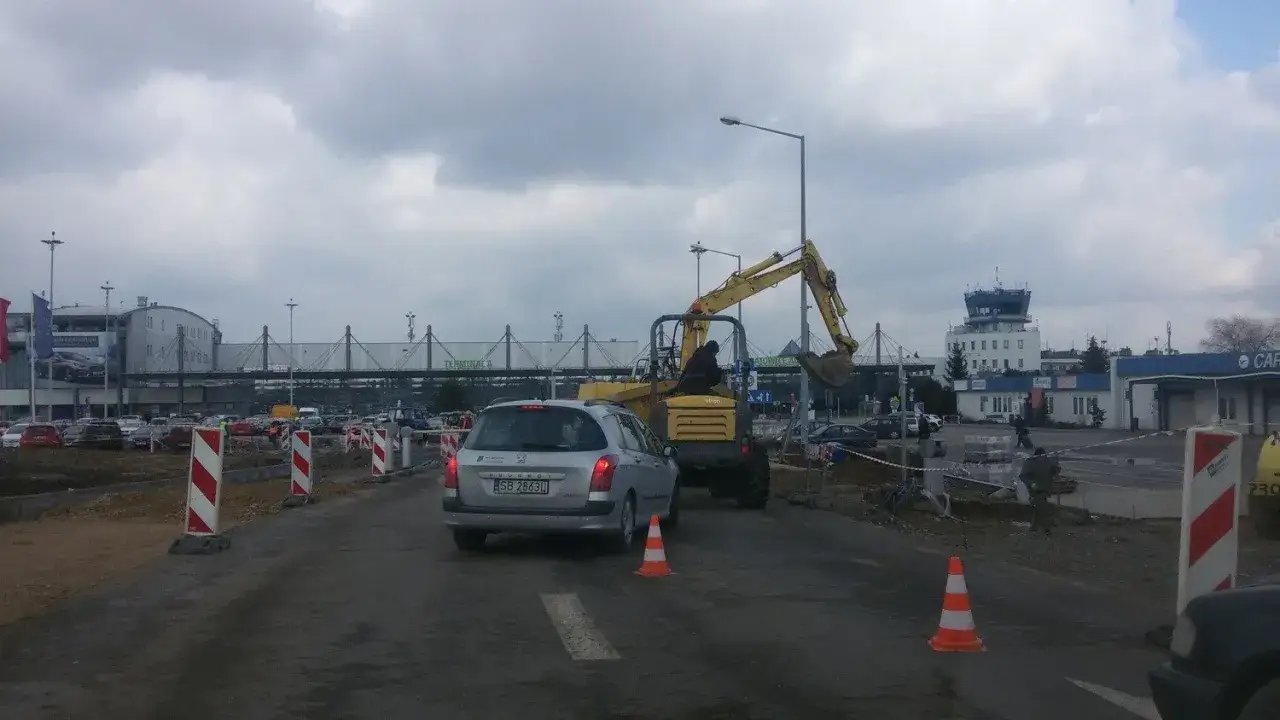 Zdjęcie Czy wjazd na lotnisko w Pyrzowicach jest płatny? Sprawdź opłaty!