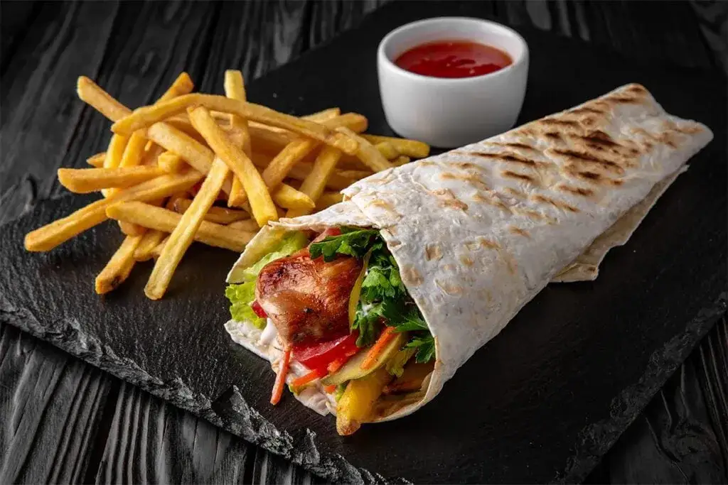 Zdjęcie Kebab w tortilli: Ile kcal? Odkryj sekrety "fit" wyboru!