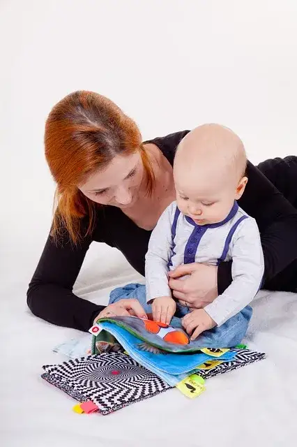 Zdjęcie Zabawy z niemowlakiem, które skutecznie wspierają jego rozwój bez wysiłku