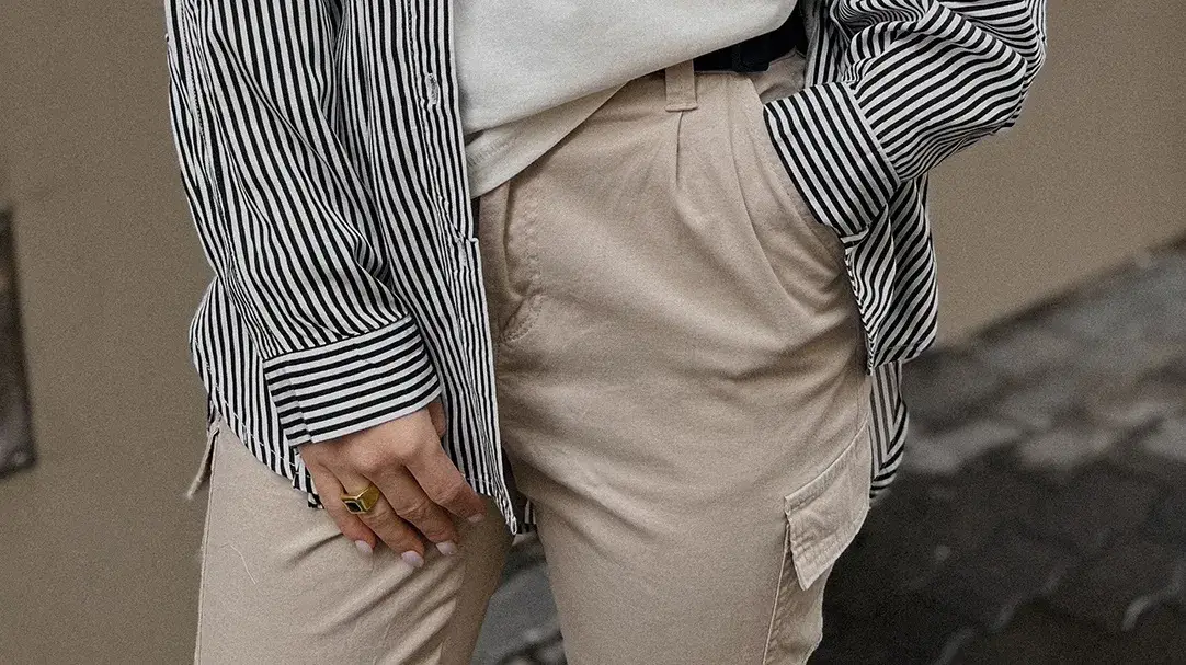 Zdjęcie Jaką bluzkę do bojówek wybrać, aby wyglądać stylowo i modnie?