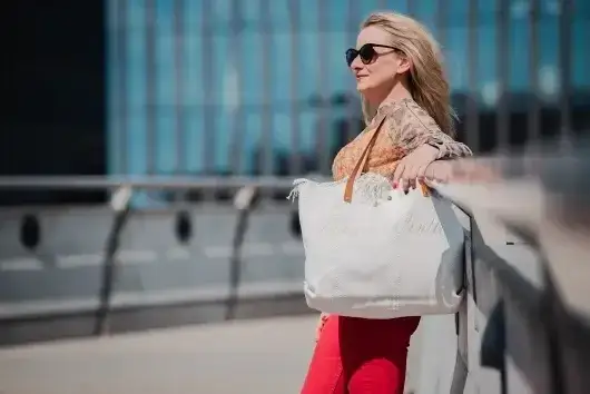 Zdjęcie Czy białe torebki są modne? Poznaj najnowsze trendy i stylizacje