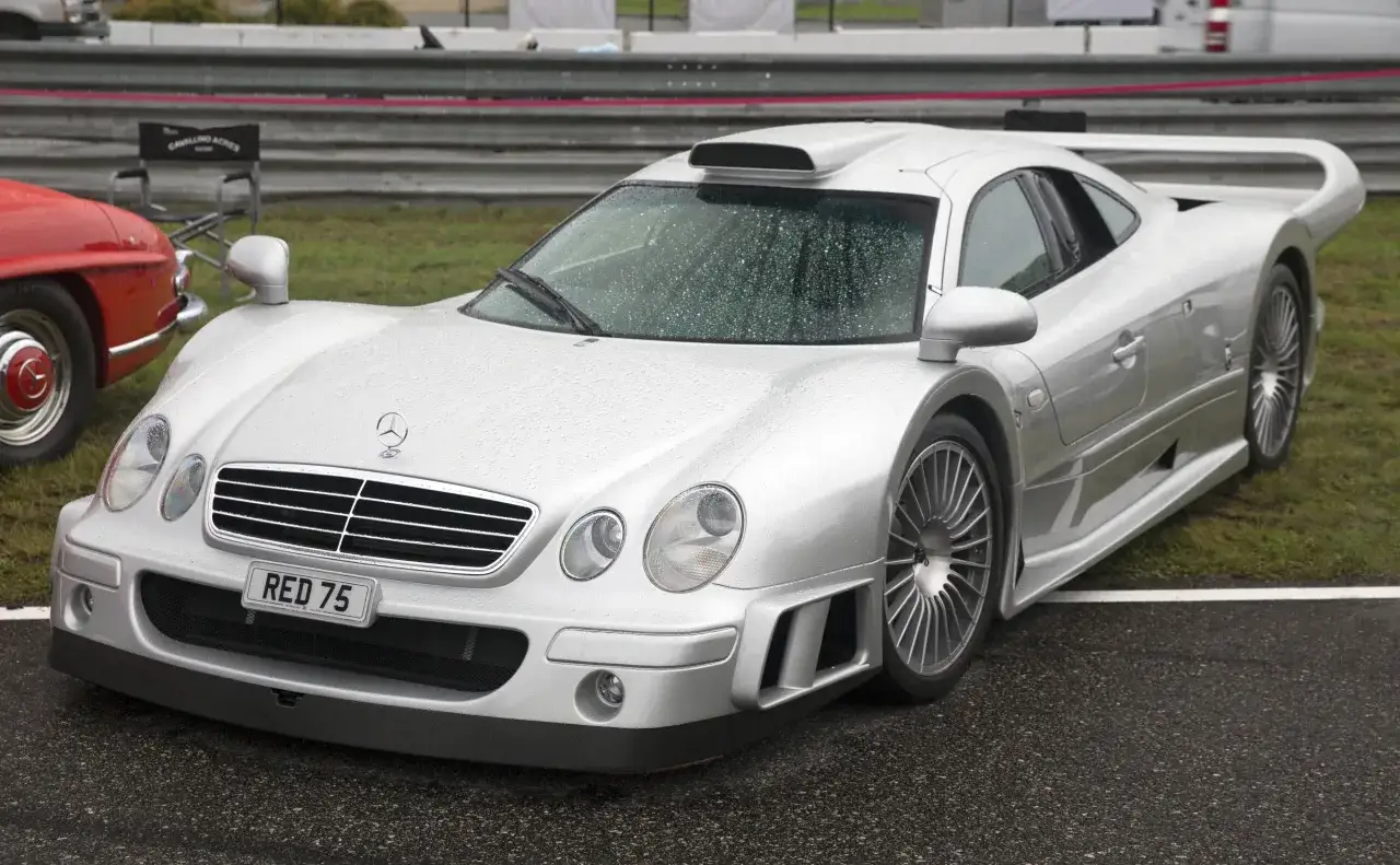 Zdjęcie Mercedes-Benz CLK GTR AMG: Niezwykła historia ikony motoryzacji i jej osiągi