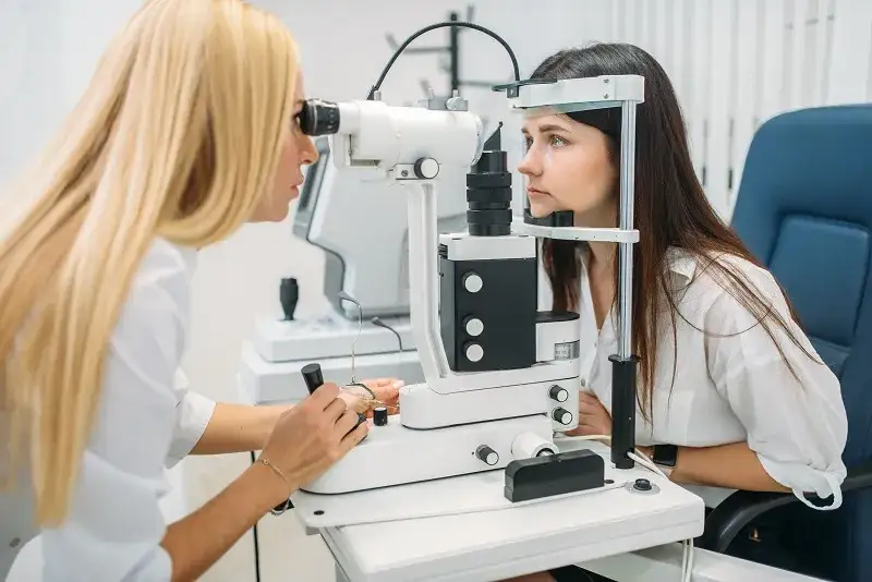Zdjęcie Ile trwa badanie wzroku w Vision Express? Czas, który warto znać