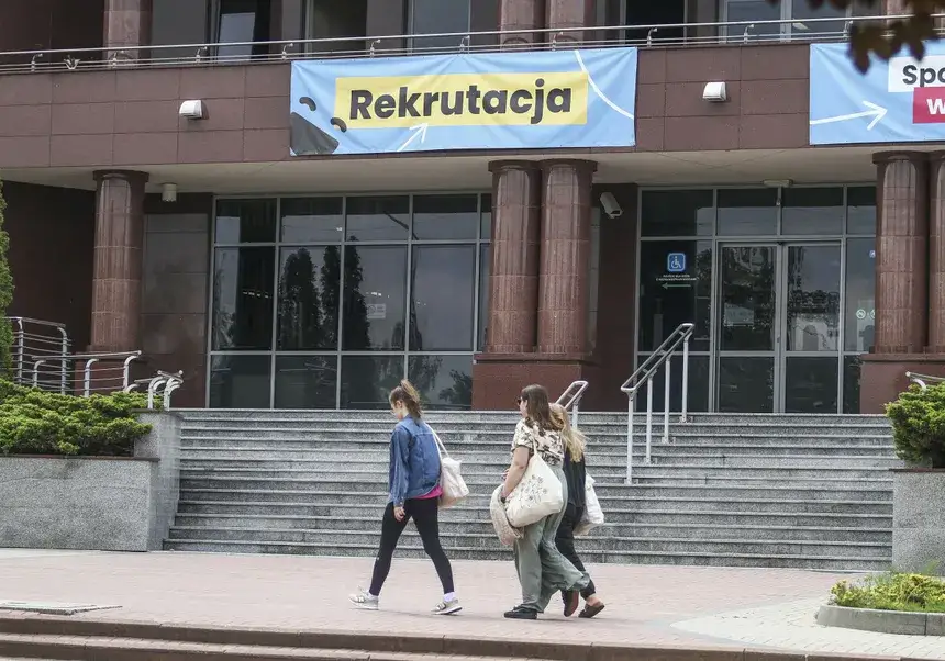 Zdjęcie Jakie studia po chemii i angielskim? Odkryj najlepsze możliwości kariery