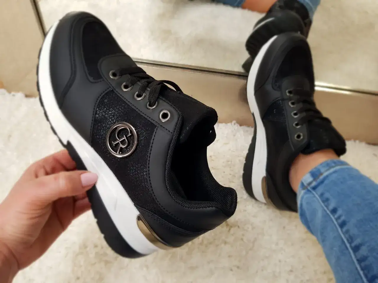 Zdjęcie Buty sportowe na koturnie – co to za obuwie i jak je nosić?