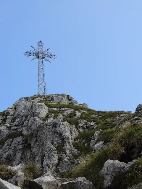 Zdjęcie Czemu na Giewoncie jest krzyż? Odkryj jego głębokie znaczenie