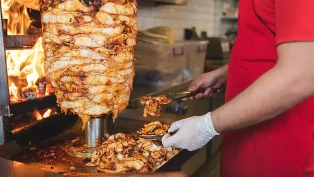 Zdjęcie Kebab z falafelem: kalorie i zdrowe wybory. Czy jest dietetyczny?