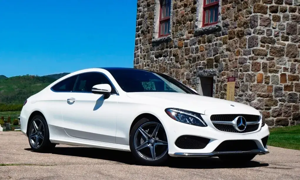 Zdjęcie Mercedes-Benz Coupe C300 - wyjątkowe osiągi i luksusowy komfort