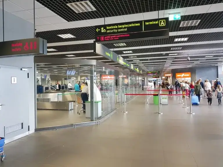 Zdjęcie Ile wcześniej być na lotnisku Ryanair, by uniknąć problemów z odprawą i spóźnienia