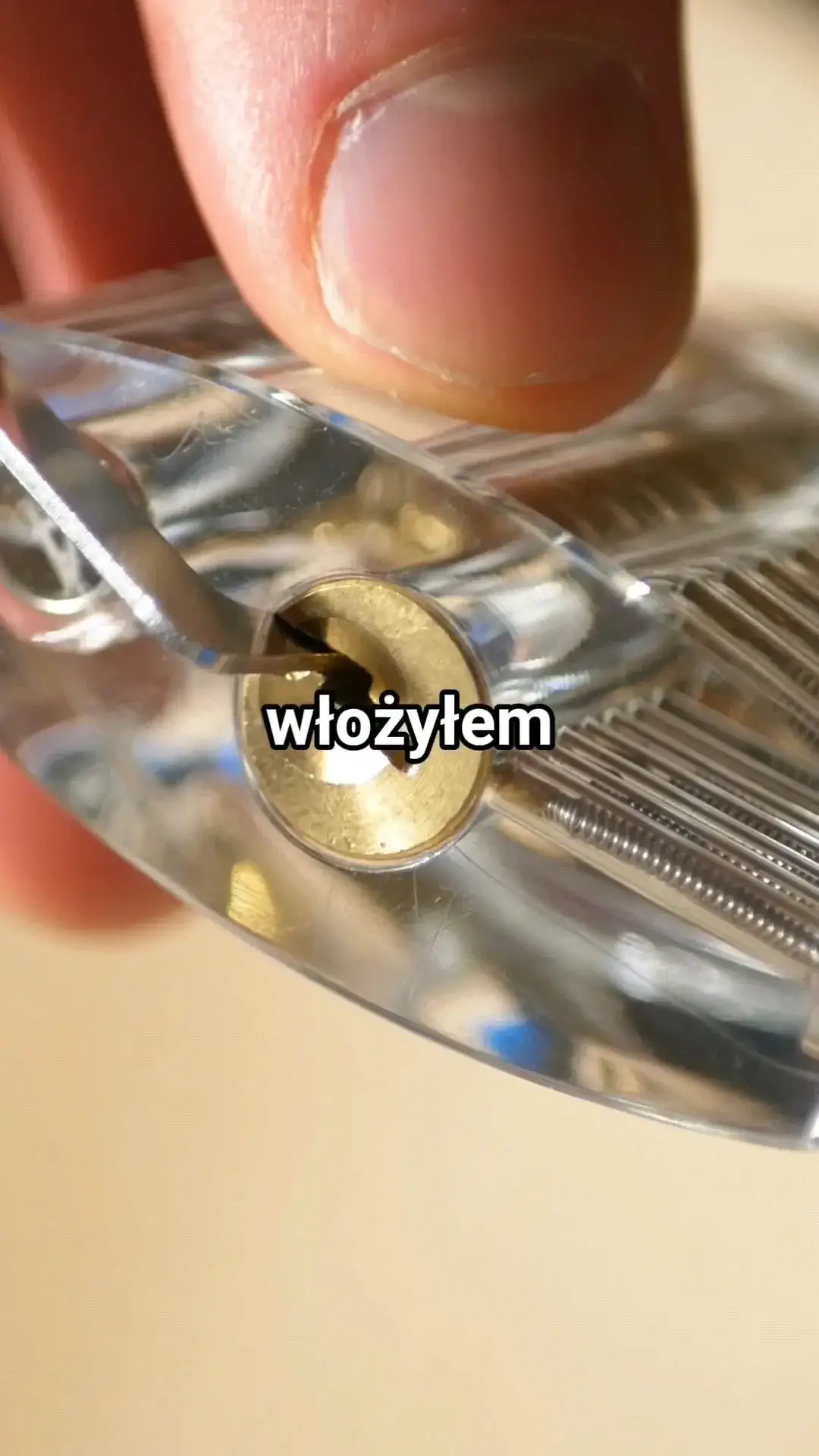 Zdjęcie Jak otworzyć szafkę bez klucza - proste sposoby na szybkie rozwiązanie