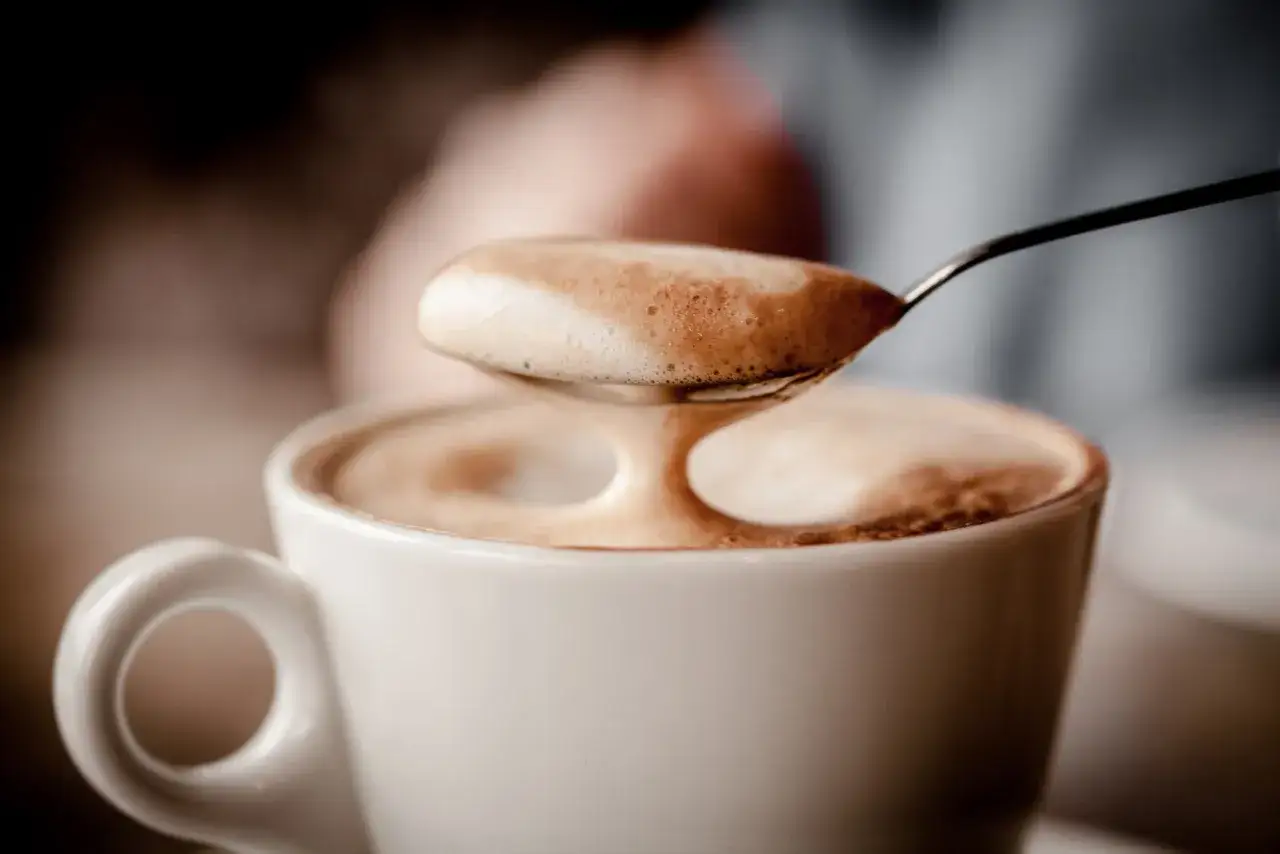 Zdjęcie Czym jest kawa latte? Składniki, przygotowanie i różnice od innych kaw