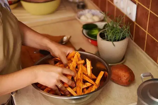 Zdjęcie Z czym podawać frytki? Odkryj najlepsze sosy i dodatki do frytek