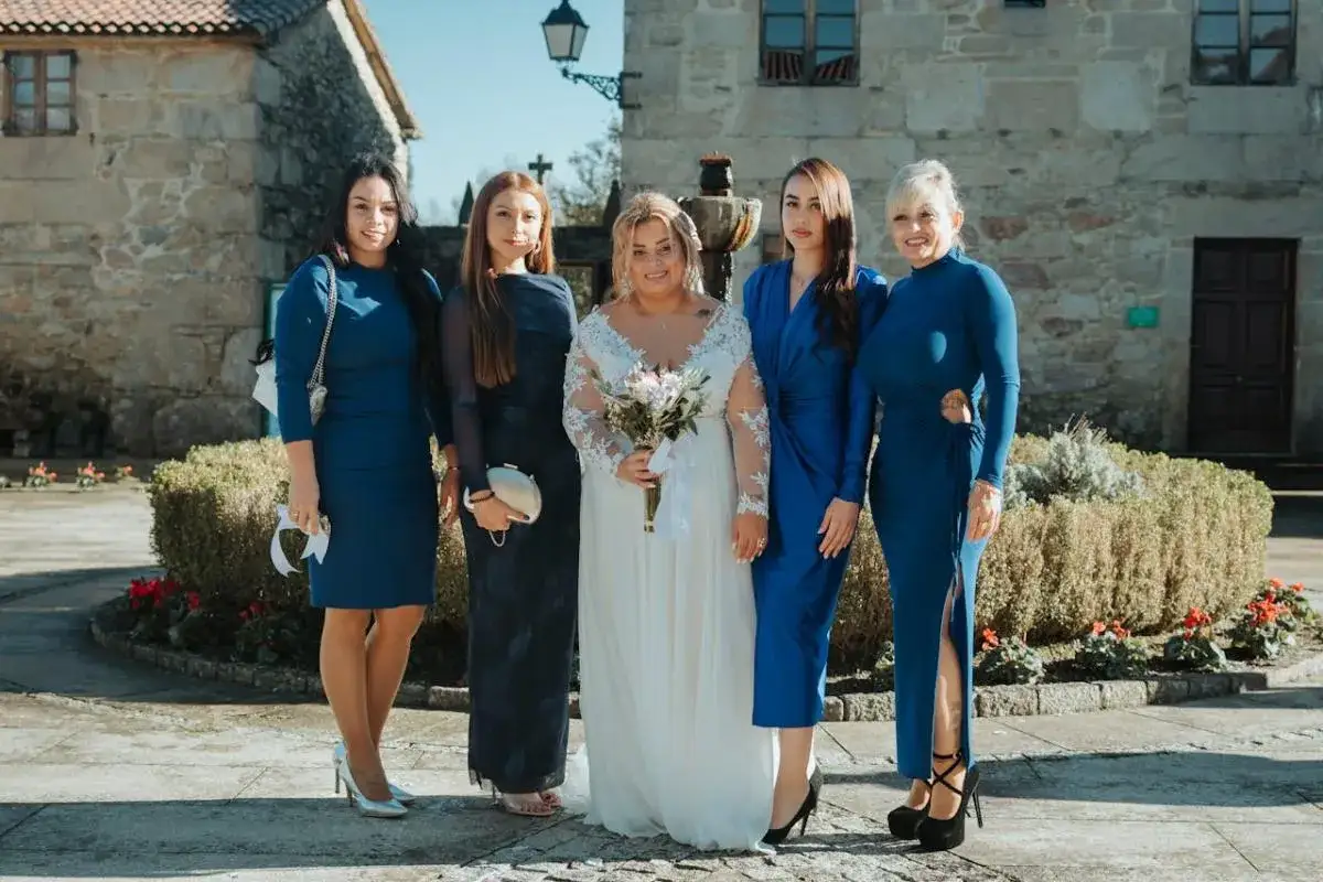 Zdjęcie Jakie buty do chabrowej sukienki? Kolory i fasony na każdą okazję