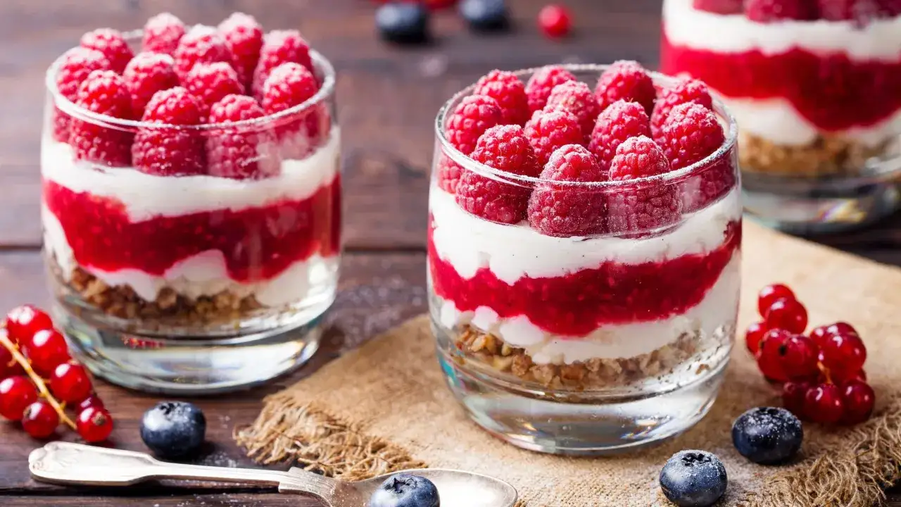 Zdjęcie Desserts aux fruits rouges : 30+ recettes faciles et l&eacute;g&egrave;res pour se r&eacute;galer