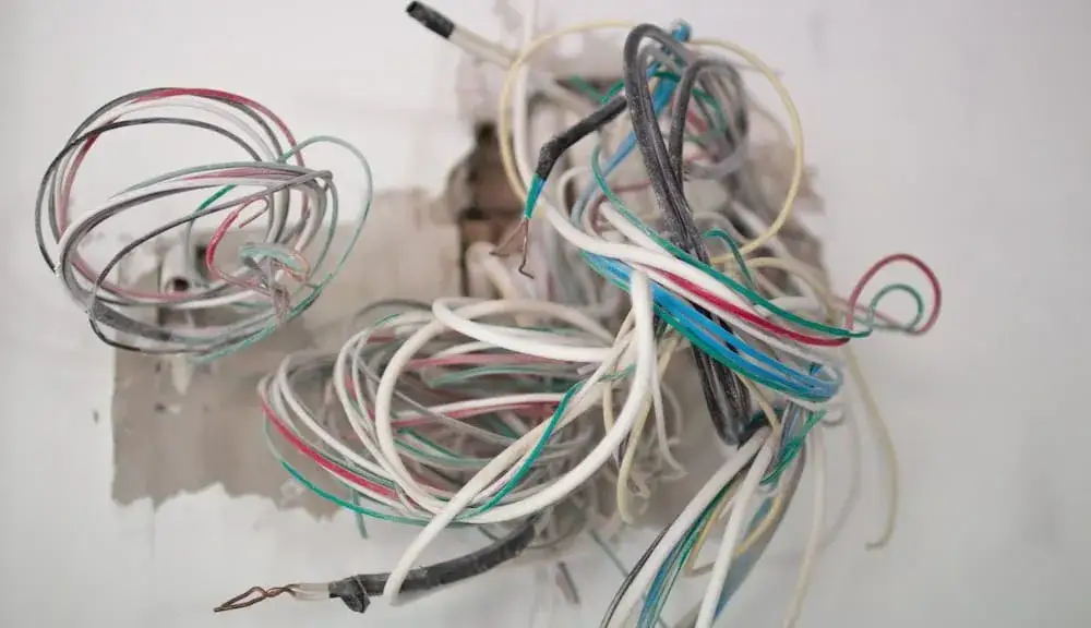 Zdjęcie Jak połączyć przecięty kabel w ścianie i uniknąć niebezpieczeństwa