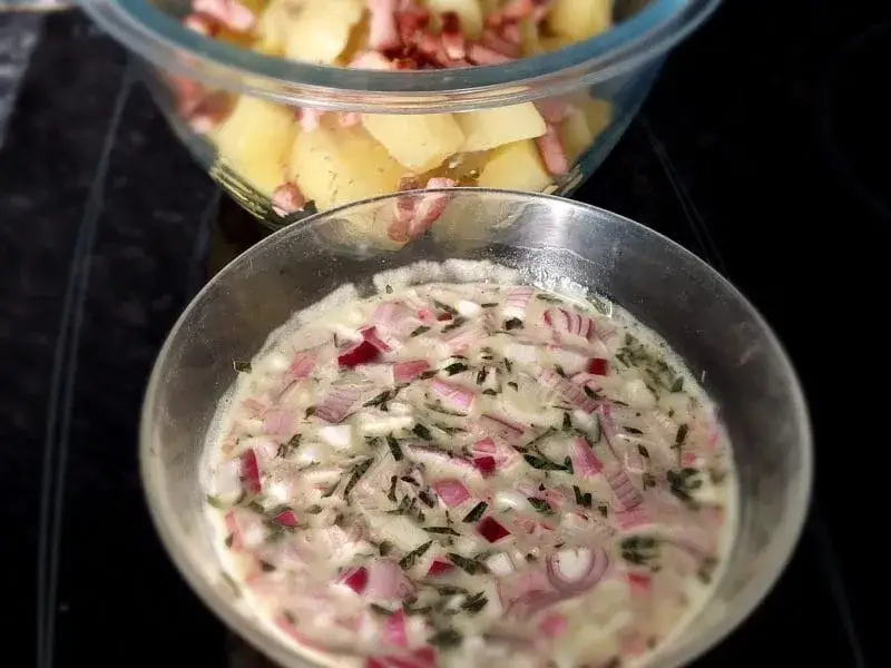 Zdjęcie Maîtrisez la vinaigrette alsacienne: bouillon chaud, saveurs uniques