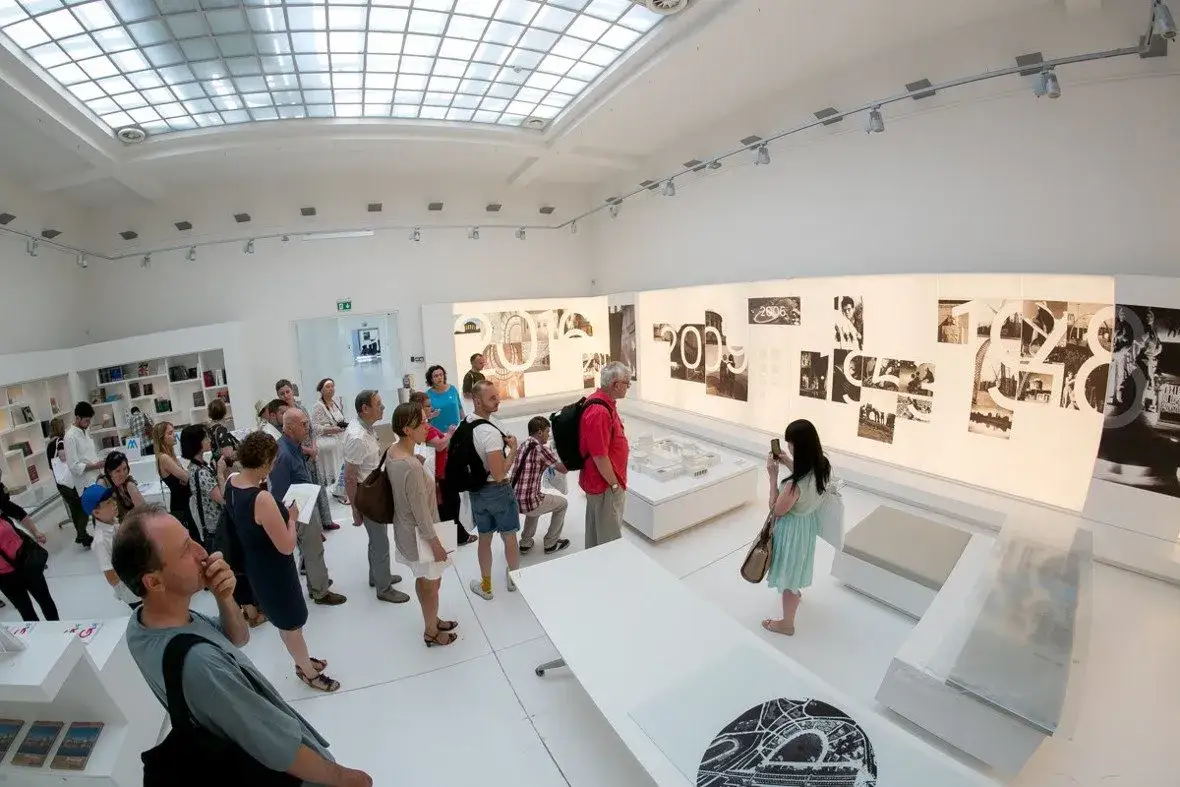 Zdjęcie Pawilonu Czterech Kopuł muzeum sztuki współczesnej - historia i wystawy