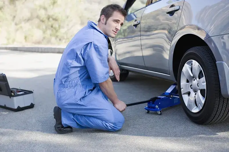 Zdjęcie Gdzie dokładnie jest lewarek w Toyocie Yaris 2? Sprawdź, jak uniknąć problemów!