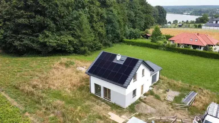 Zdjęcie Ile prądu wyprodukuje elektrownia fotowoltaiczna 7 kW dziennie? Sprawdź!