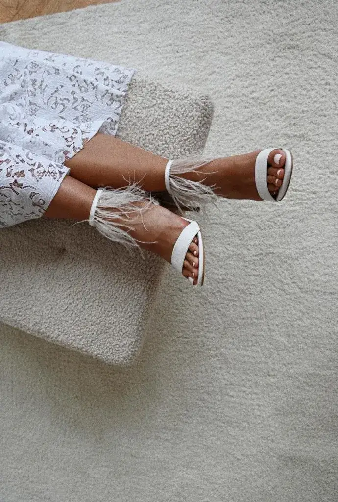 Zdjęcie Jakie buty do sukni ślubnej boho, aby wyglądać olśniewająco?