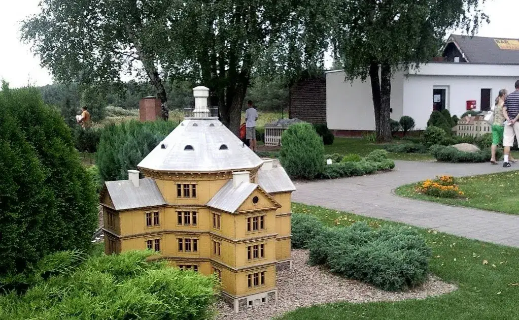 Zdjęcie Skansen Miniatur w Pobiedziskach: Odkryj fascynującą historię i atrakcje