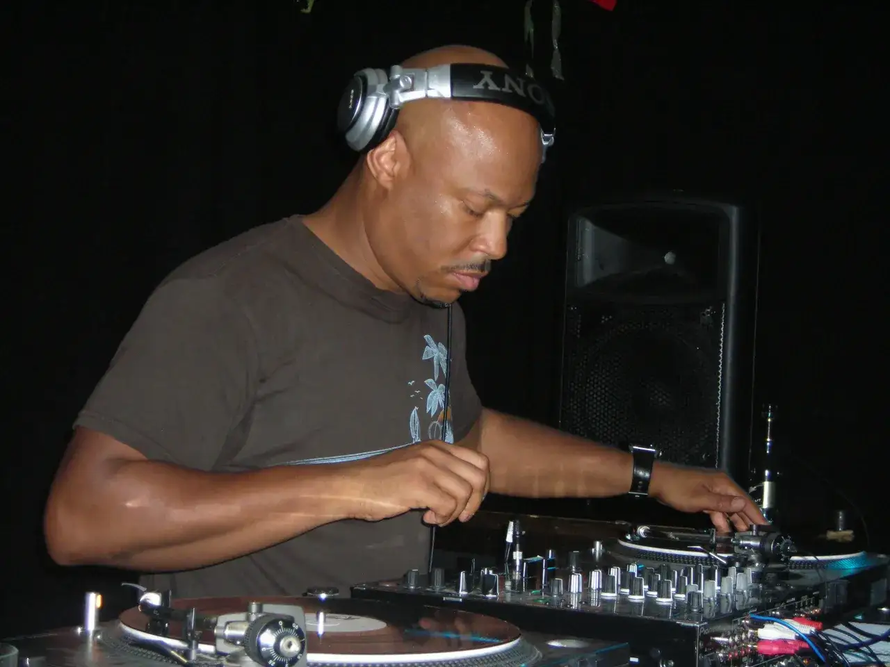 Zdjęcie DJ set co to właściwie znaczy? Zobacz podstawy sztuki miksowania muzyki