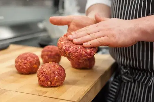 Zdjęcie Jak przyprawić mięso na hamburgery, aby uzyskać wyjątkowy smak