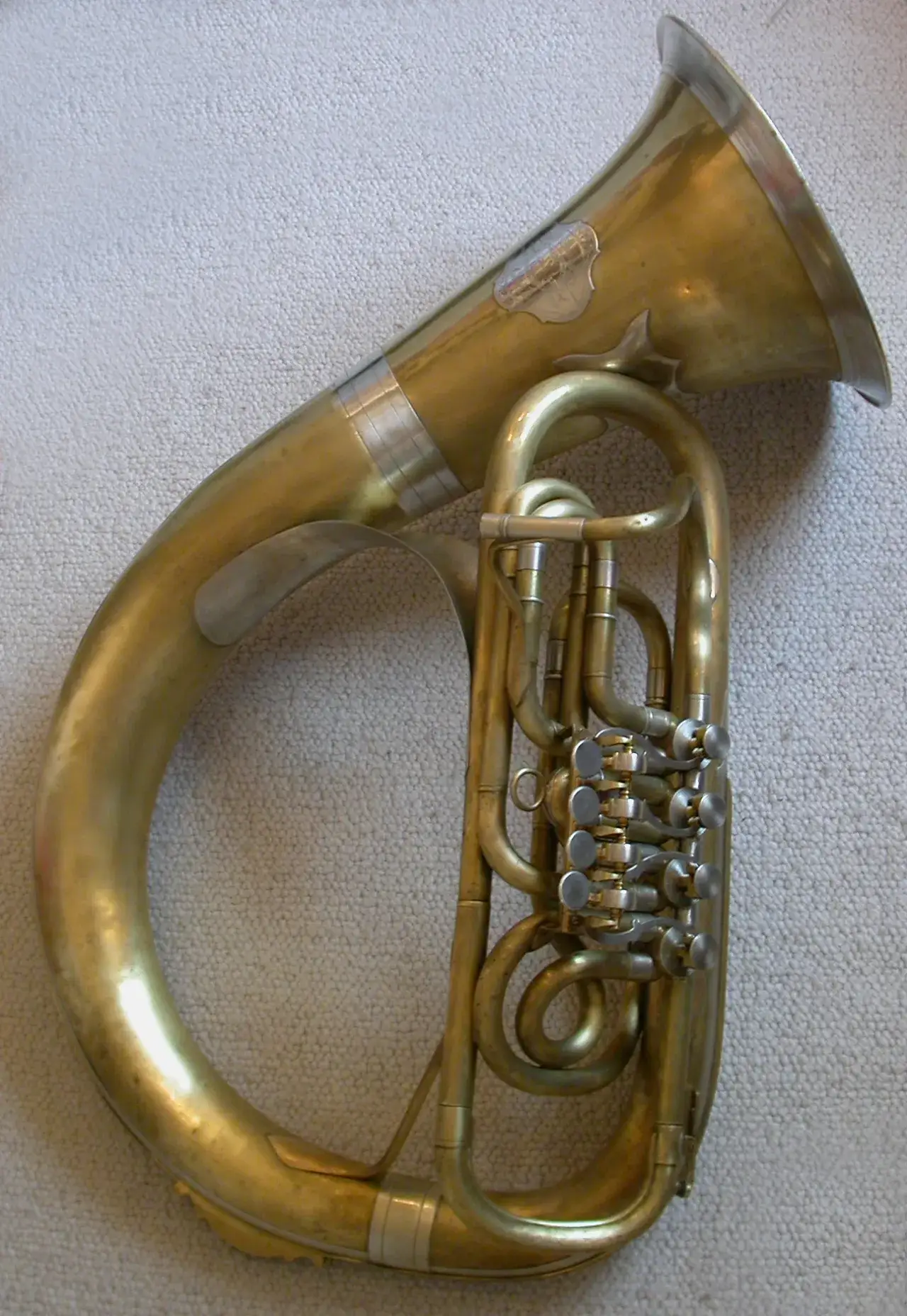 Zdjęcie Tenor instrument dęty blaszany: odkryj jego wyjątkowe brzmienie i zastosowania