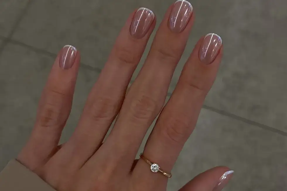 Zdjęcie Hybryda na bardzo krótkie paznokcie - manicure krótkie i modne