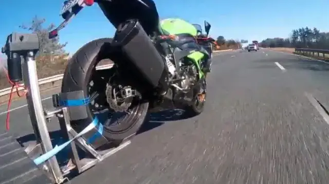 Zdjęcie Czy można holować motocykl samochodem? Przepisy i ważne zasady bezpieczeństwa