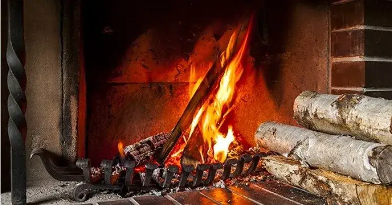 Zdjęcie Jak palić w kominku żeby nie śmierdziało - uniknij dymu i zapachów