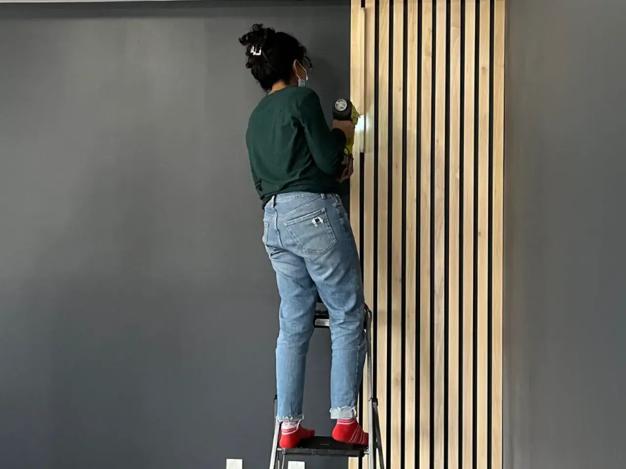 Zdjęcie Jak zamontować lamele na płycie? Poradnik DIY od A do Z
