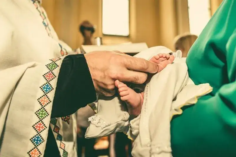Zdjęcie Ile się daje na chrzest księdzu? Poznaj zwyczaje i kwoty ofiar