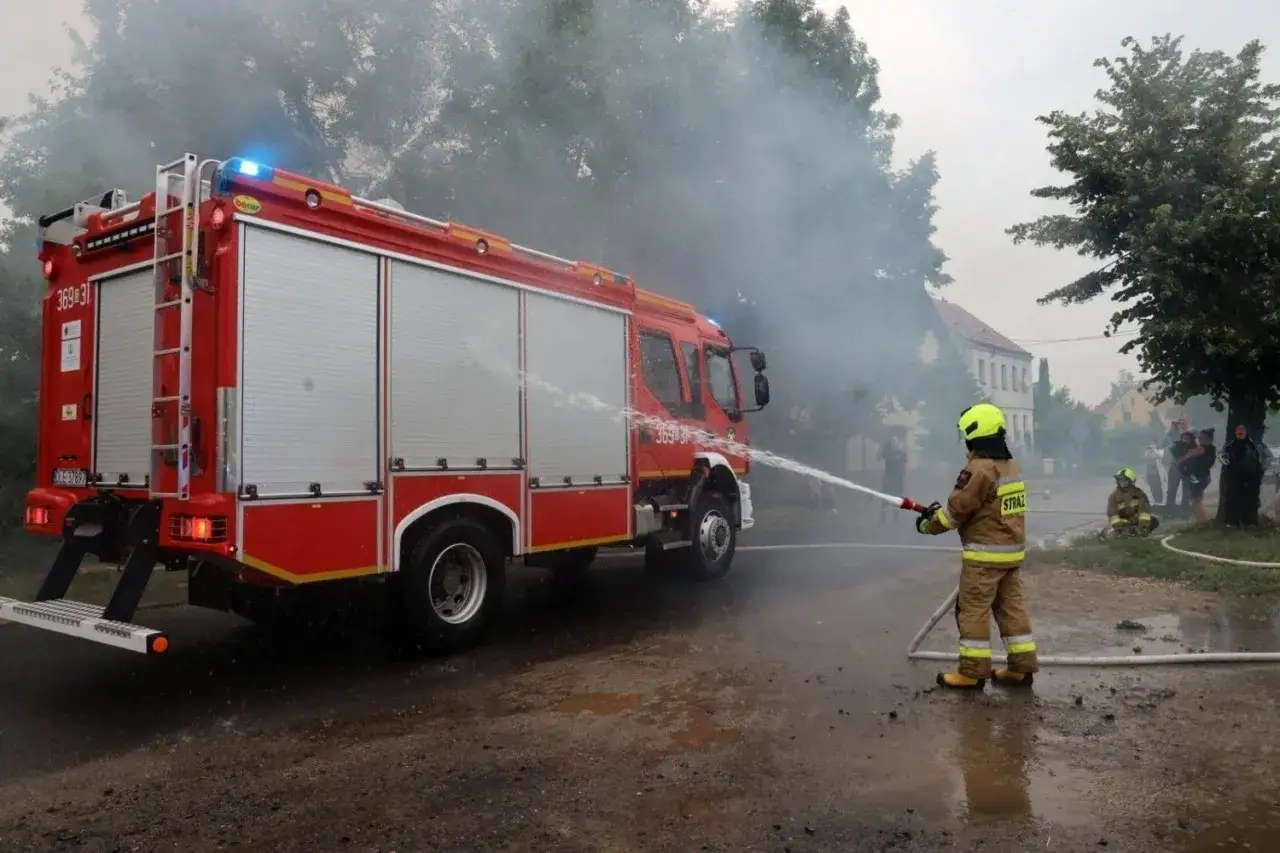 Zdjęcie Ile dostaje strażak OSP za wyjazd? Prawda o ekwiwalentach i stawkach